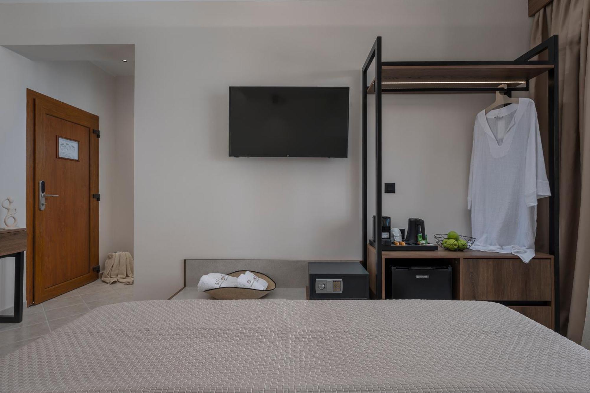 Alia Palace Hotel - Adults Only 16+ Chalkidiki Exterior photo A room at the hotel
