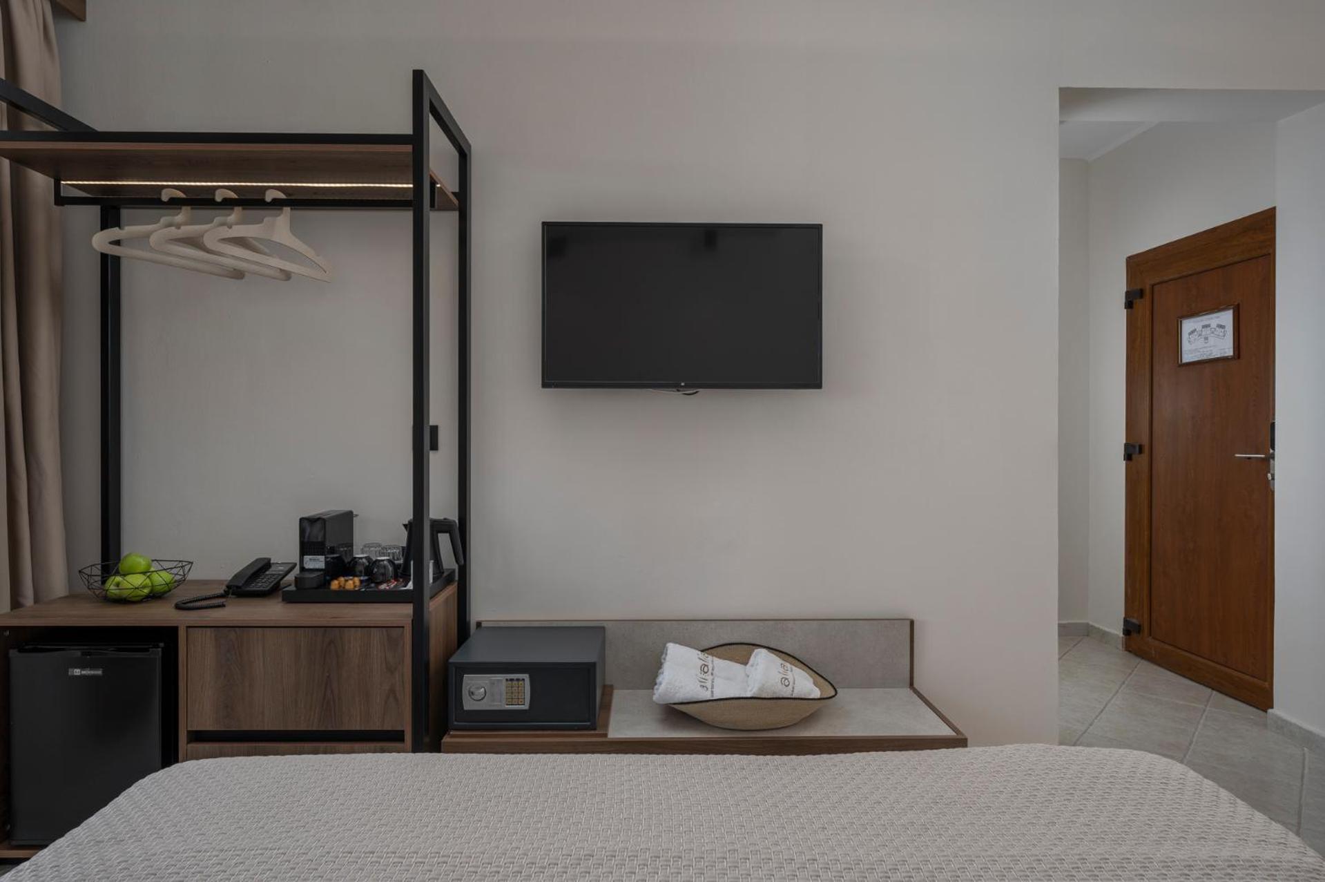 Alia Palace Hotel - Adults Only 16+ Chalkidiki Exterior photo A room at the hotel