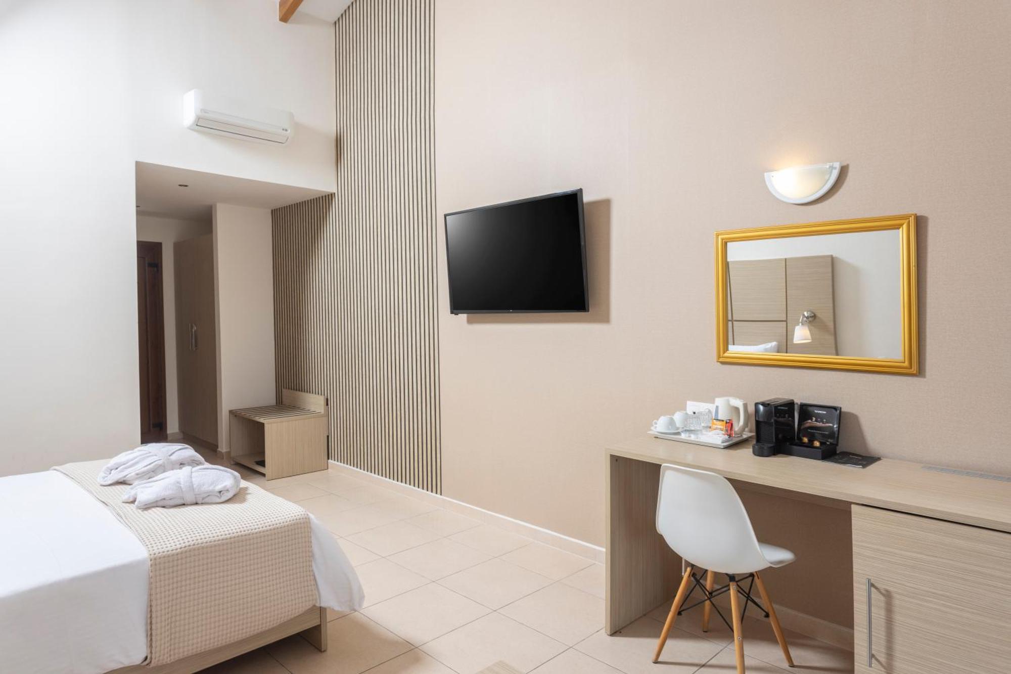 Alia Palace Hotel - Adults Only 16+ Chalkidiki Room photo A room at the hotel